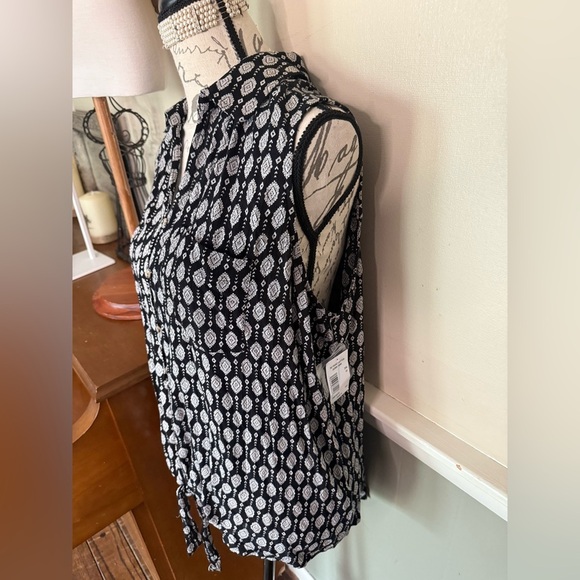 Black and White Collar India Tie Front Button Down Tank Top 78.00 - Picture 3 of 4